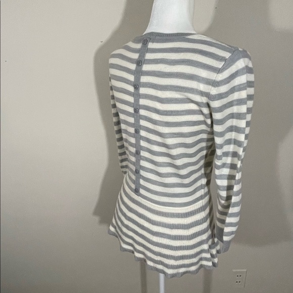 Metaphor sz sm sweater gray/ white back button accent - Picture 8 of 12